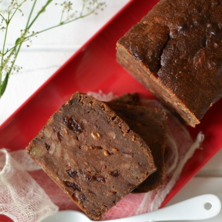 Gâteau fondant aux noix, cranberries et betterave