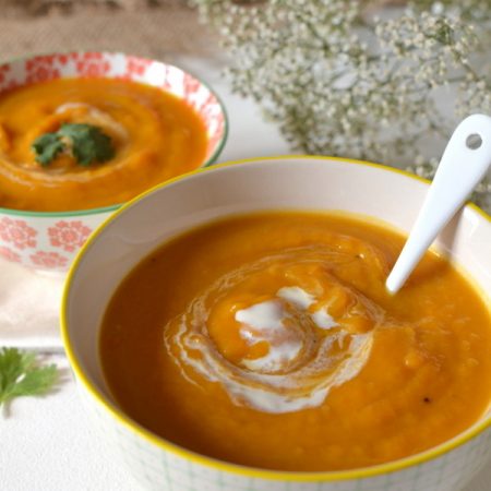 Velouté crémeux de patates douces et carottes au lait de coco et épices