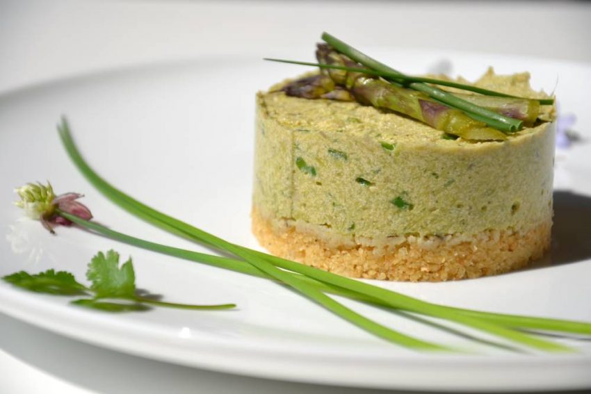 Cheesecake aux asperges et à la ciboulette