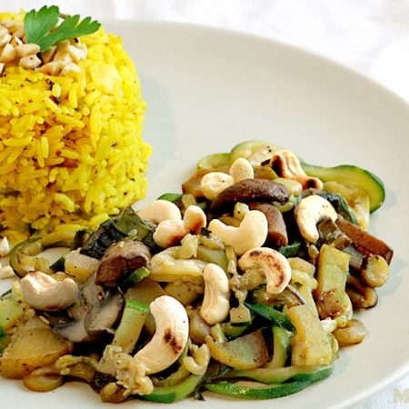 Riz jaune et légumes sautés aux noix de cajou