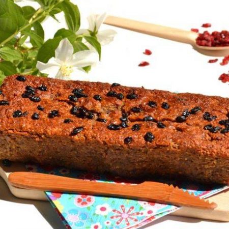 Gâteau à la banane, au souchet et aux baies