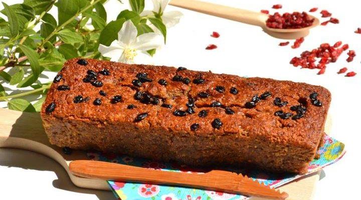 Gâteau à la banane, au souchet et aux baies