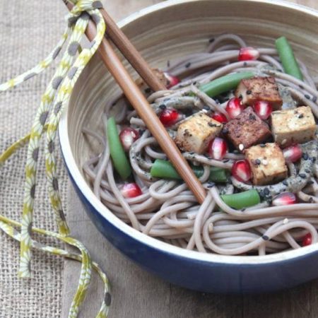 Soba à la crème de sésame noir et grenade