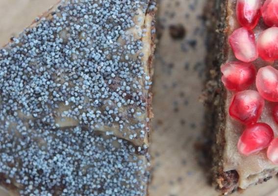 Gâteau pavot et noix, nappage au caramel de datte