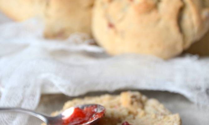 Scones aux noisettes et baies