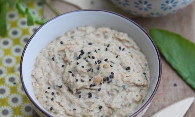 Tartinade d’aubergine rôtie à l’origan et haricots blancs