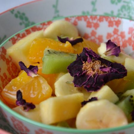 Salade de fruits d’hiver à l’hibiscus et à la rose