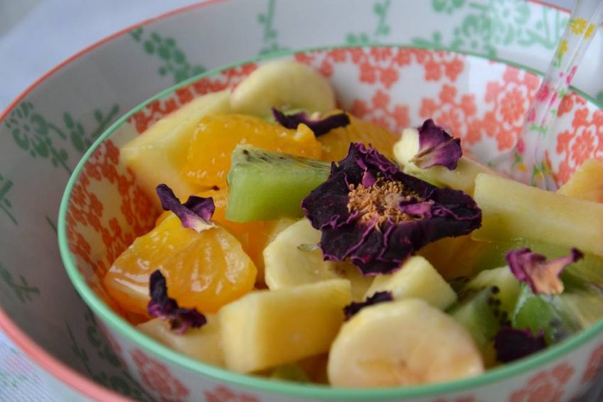 Salade de fruits d’hiver à l’hibiscus et à la rose