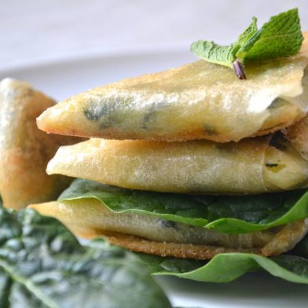 Samossas végétaux aux épinards, pommes de terre, menthe et citron