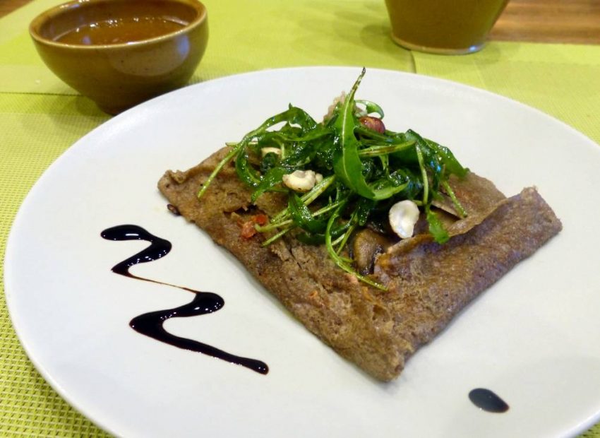 Galettes de sarrasin aux champignons, tomates confites et roquette