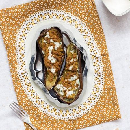 Aubergines farcies aux falafels et sauce au sésame