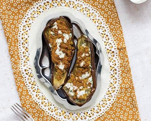 Aubergines farcies aux falafels et sauce au sésame