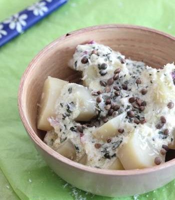 Salade de pommes de terre à la noix de coco, basilic et chanvre
