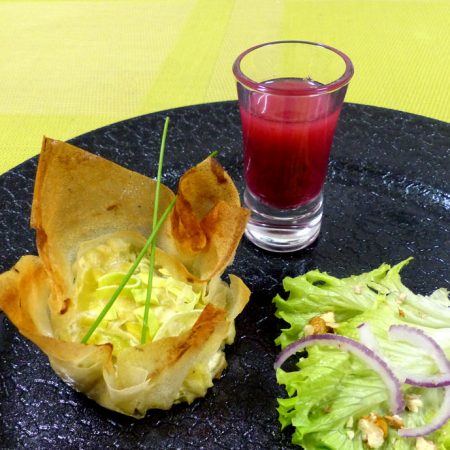 Corolle de bricks aux poireaux, vinaigrette à la betterave