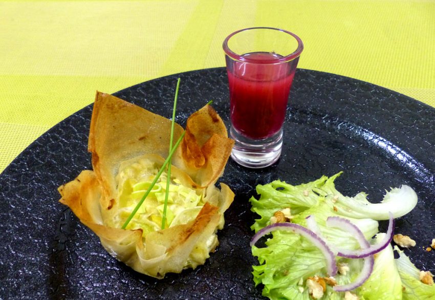 Corolle de bricks aux poireaux, vinaigrette à la betterave