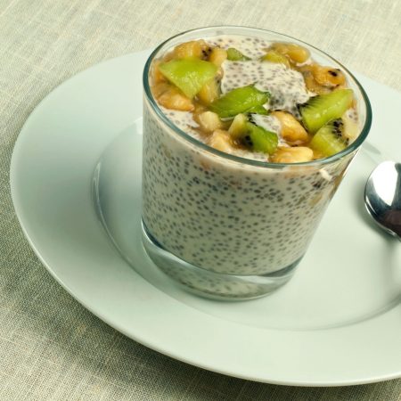 Pudding aux graines de chia, lait de coco, banane et kiwi