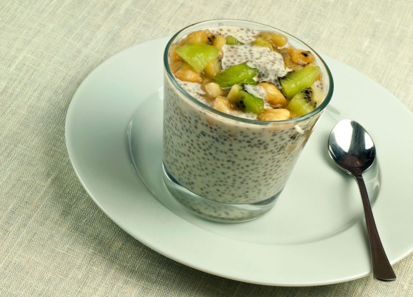 Pudding aux graines de chia, lait de coco, banane et kiwi