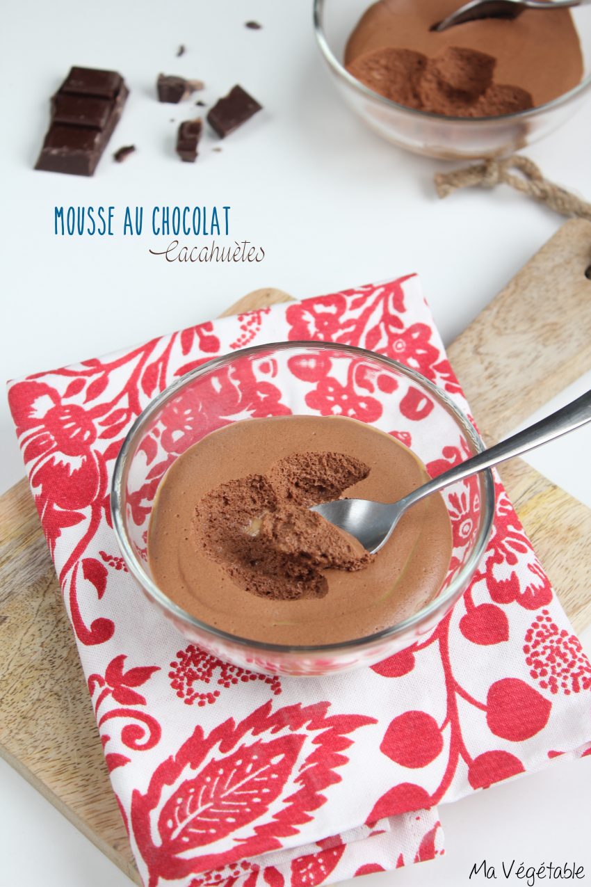 Mousse au chocolat, sauce cacahuètes