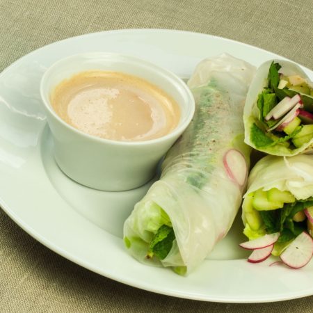 Rouleaux de printemps frais avec sauce au tahin