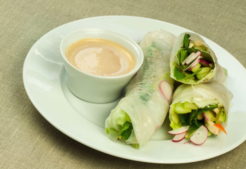 Rouleaux de printemps frais avec sauce au tahin