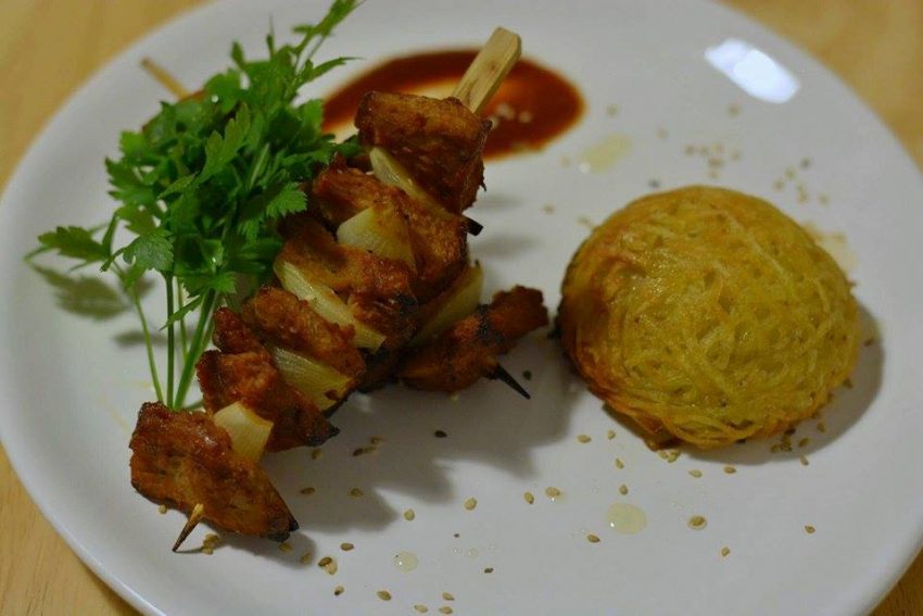 Brochettes de soja « boucanées » et dômes paillassons