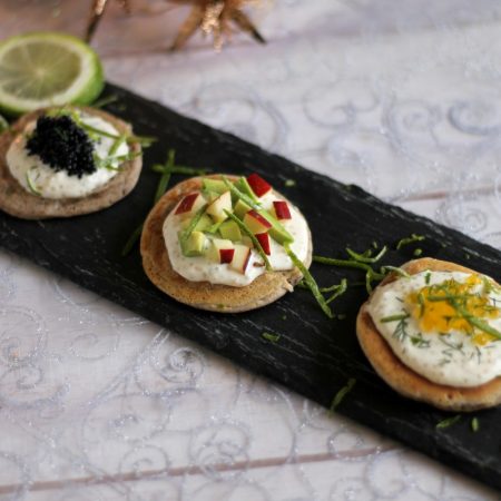 Blinis de sarrasin, caviar végétal, avocat et pomme
