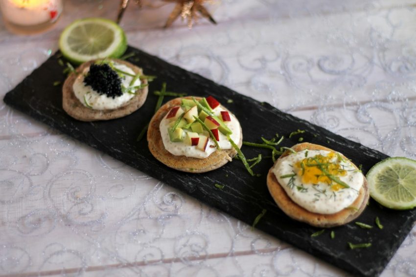 Blinis de sarrasin, caviar végétal, avocat et pomme
