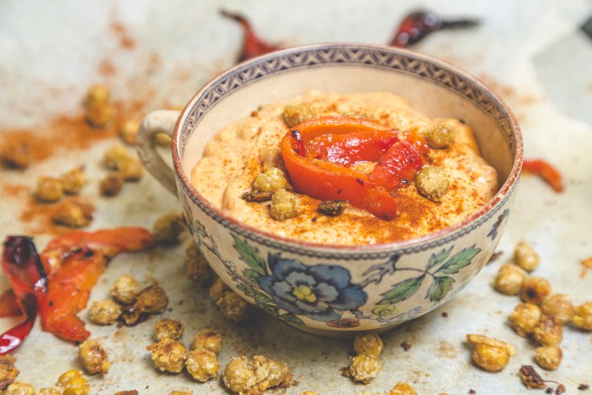 Houmous aux poivrons rôtis et pois chiches croustillants au parmesan végétal