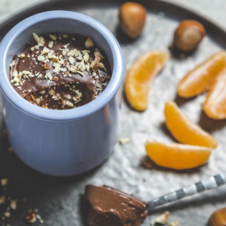 Crème au chocolat et éclats de noisettes