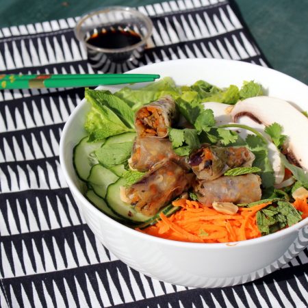 Bo-bun aux légumes croquants, nems et sauce fumée