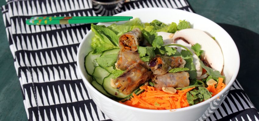 Bo-bun aux légumes croquants, nems et sauce fumée