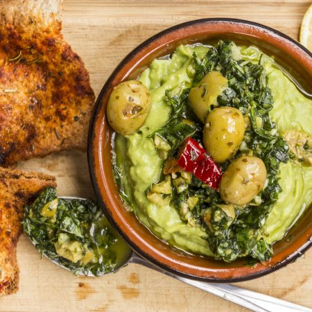 Avocats et pesto aux olives piquantes et croustilles de pita