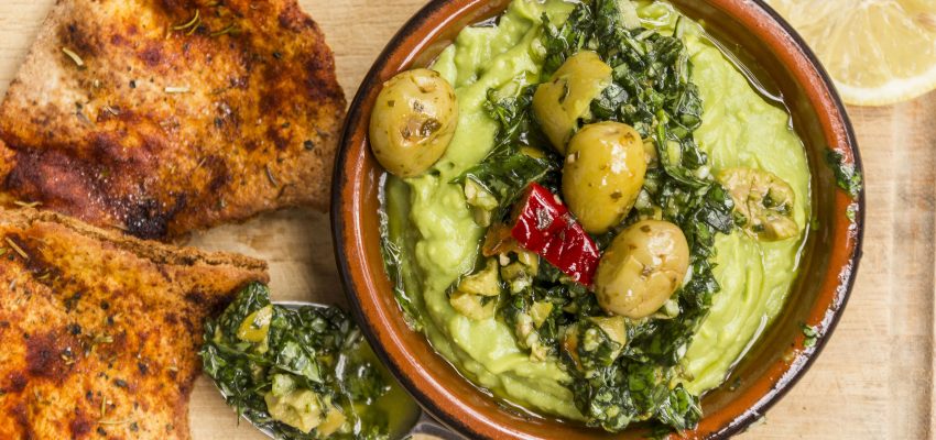 Avocats et pesto aux olives piquantes et croustilles de pita