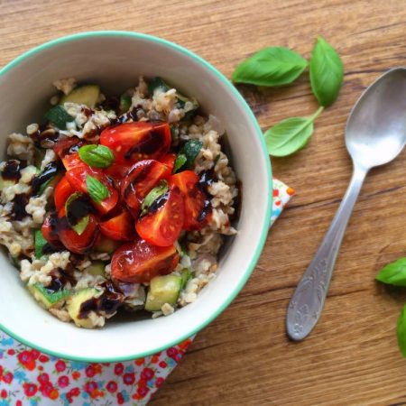 Porridge salé à la courgette, tomates cerises et basilic