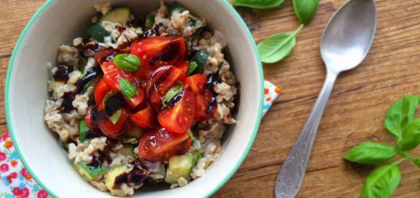 Porridge salé à la courgette, tomates cerises et basilic