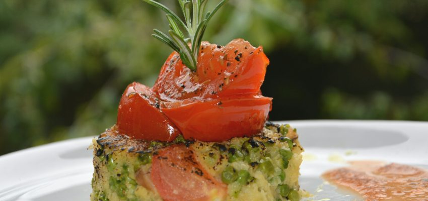 Palets de polenta aux petits pois <span class="amp">&</span> Tomates rôties