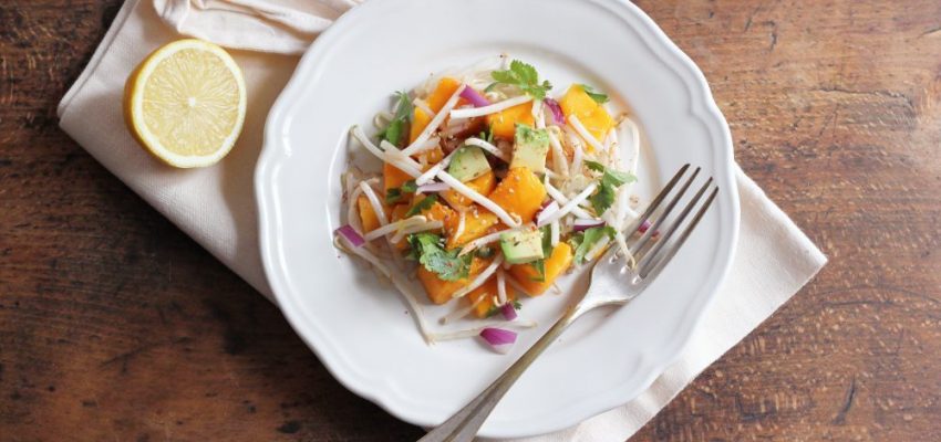 Salade épicée de mangue aux pousses de haricots mungo et à la coriandre