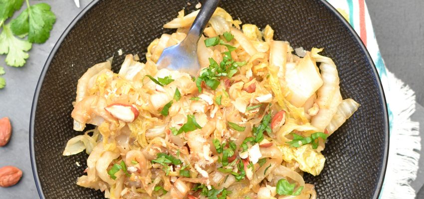 Wok de chou chinois sauté aux noisettes et sésame