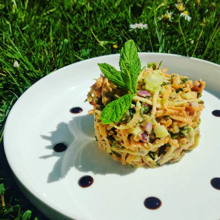 Salade de légumes croquants, sauce crémeuse sucrée salée