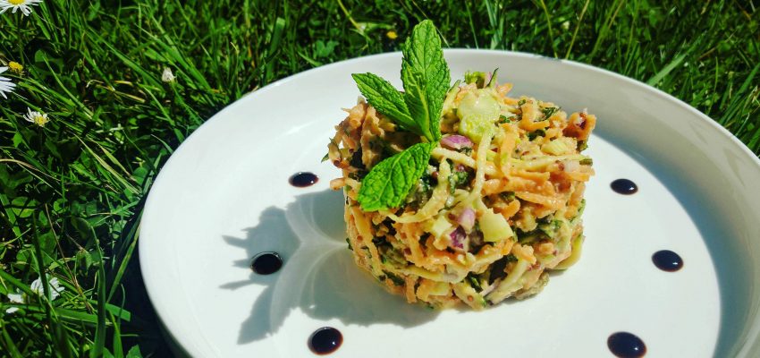 Salade de légumes croquants, sauce crémeuse sucrée salée