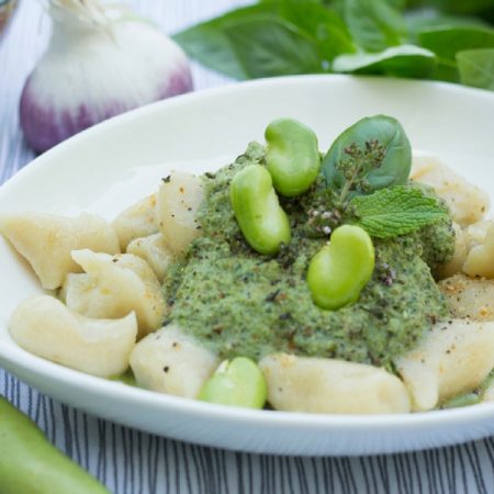 Gnocchi de pommes de terre au pesto de fèves et herbes d’été