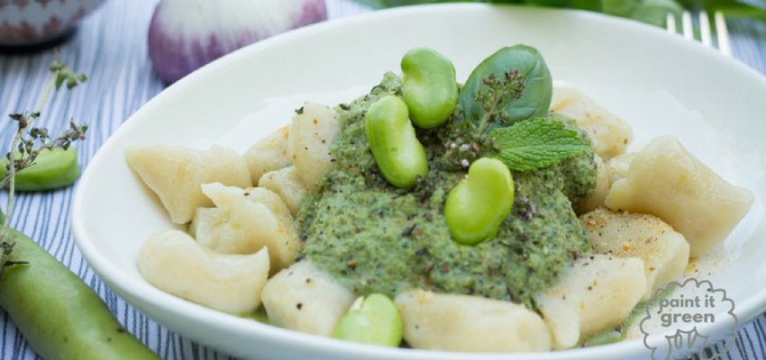 Gnocchi de pommes de terre au pesto de fèves et herbes d’été