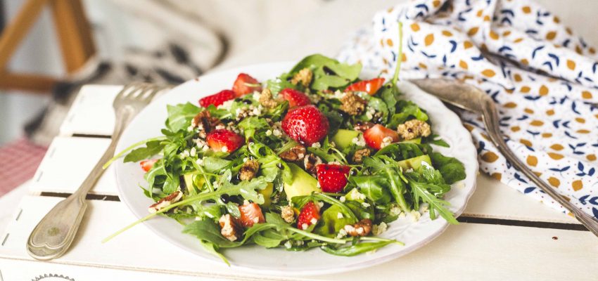 Salade de millet à l’avocat et aux fraises