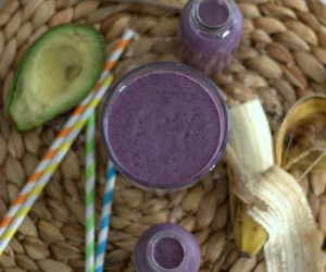 Smoothie fruits rouges, banane & avocat {vegan}