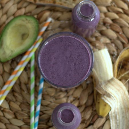 Smoothie fruits rouges, banane & avocat {vegan}