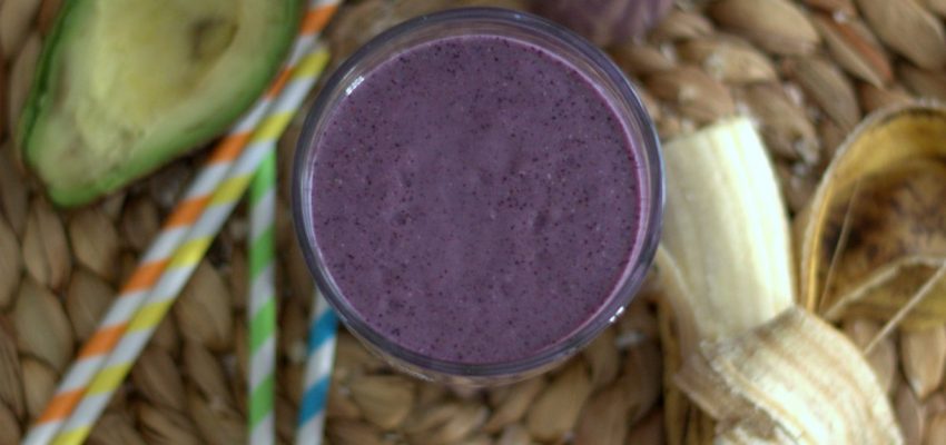 Smoothie fruits rouges, banane & avocat {vegan}