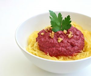 Courge spaghetti, sauce crémeuse betterave-noix