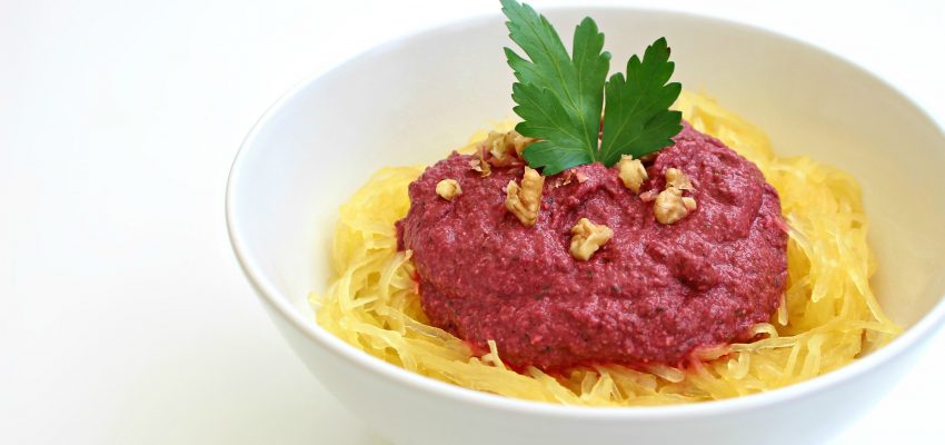 Courge spaghetti, sauce crémeuse betterave-noix