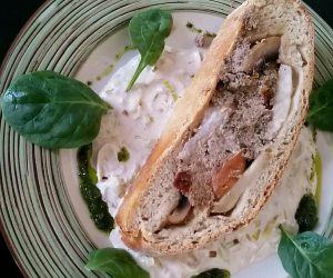 "Viande" de noix et légumes rôtis en croûte de pain au levain crémeux de poireaux et parmesan végétal