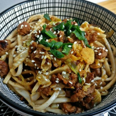 Udon sautés aux légumes et aux protéines de soja texturées